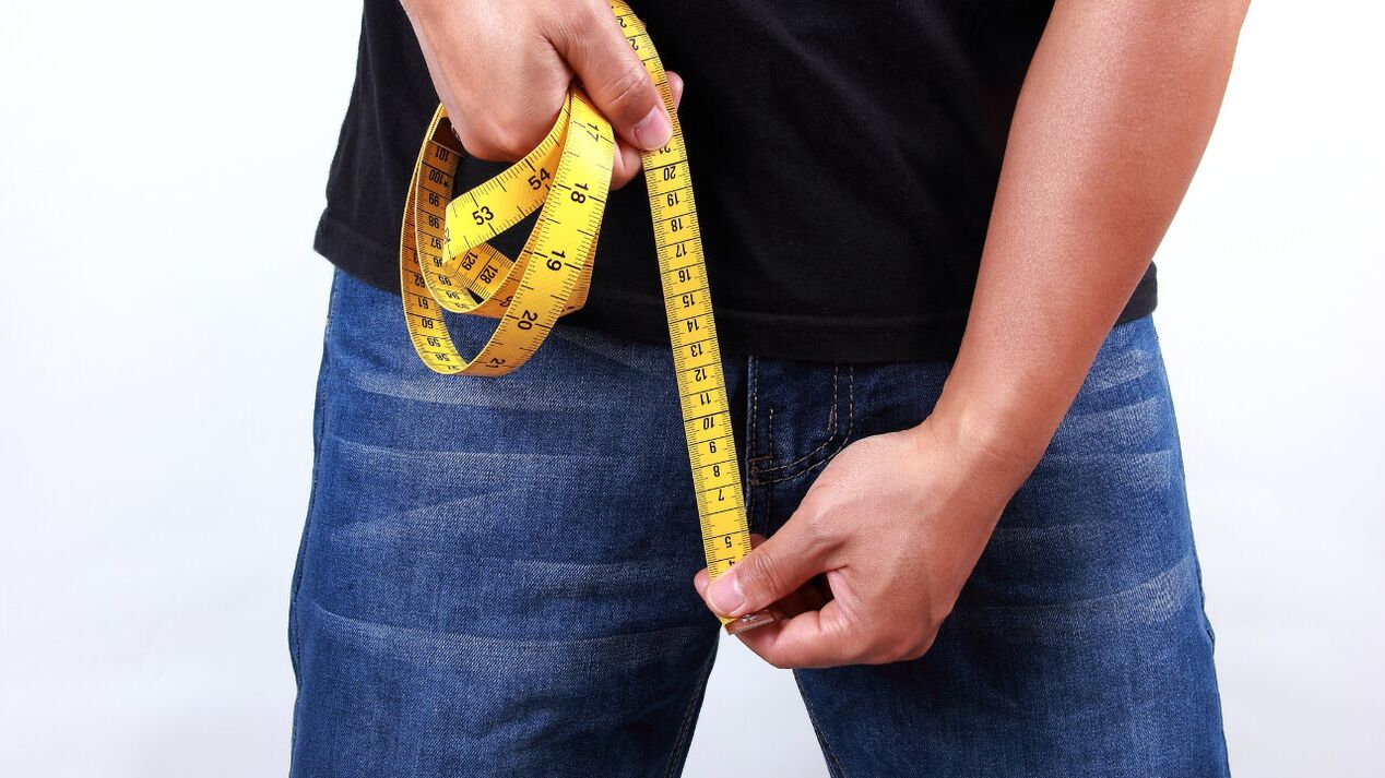 άνδρας που μετρά το πέος πριν από τη μεγέθυνση